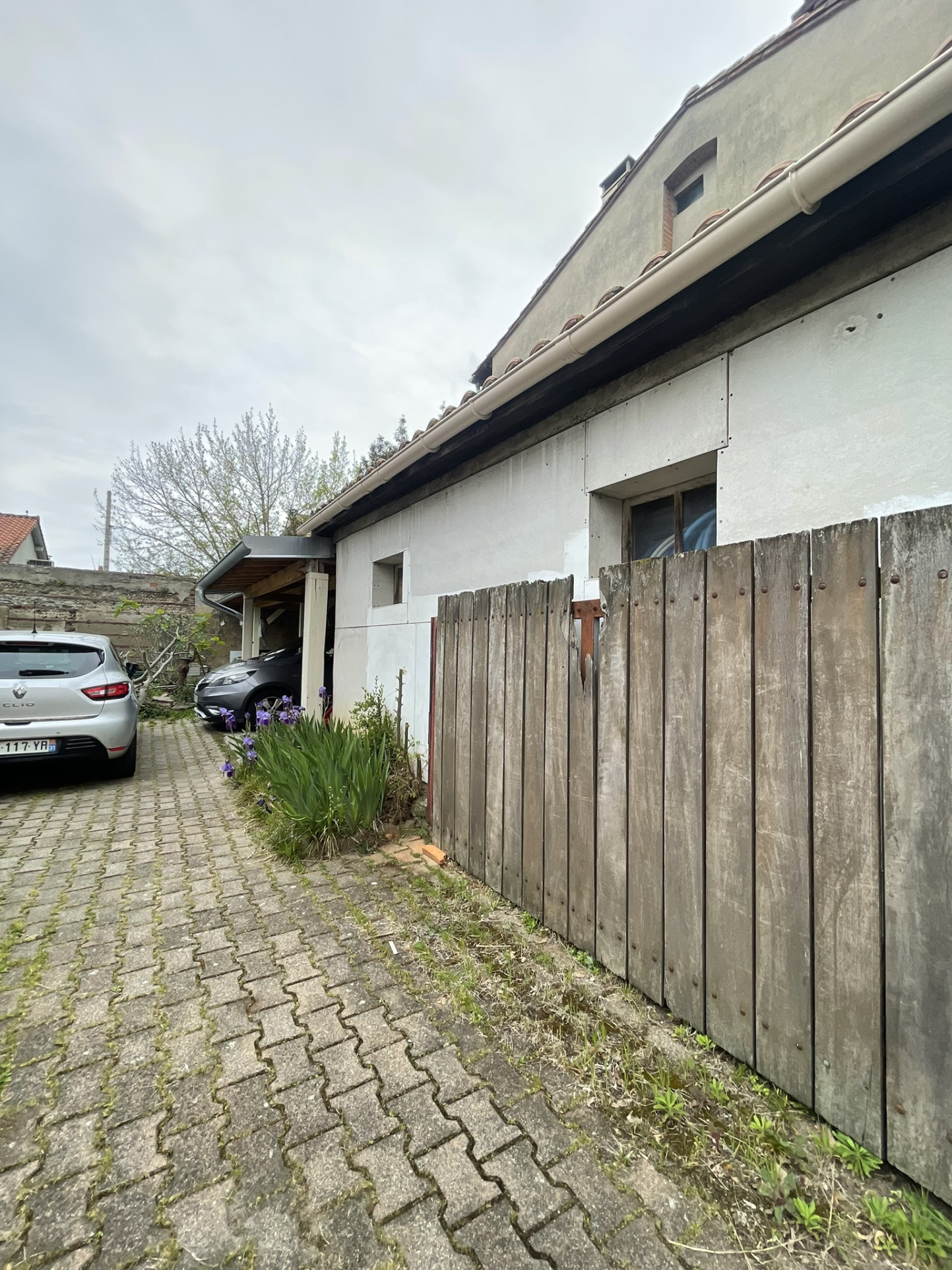 Acces cour et garage fermé