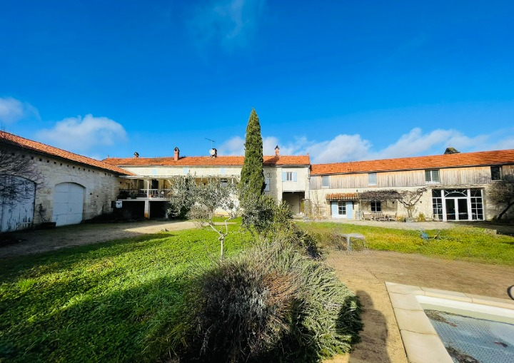 Corps de ferme - deux habitats   400m2 dépendances