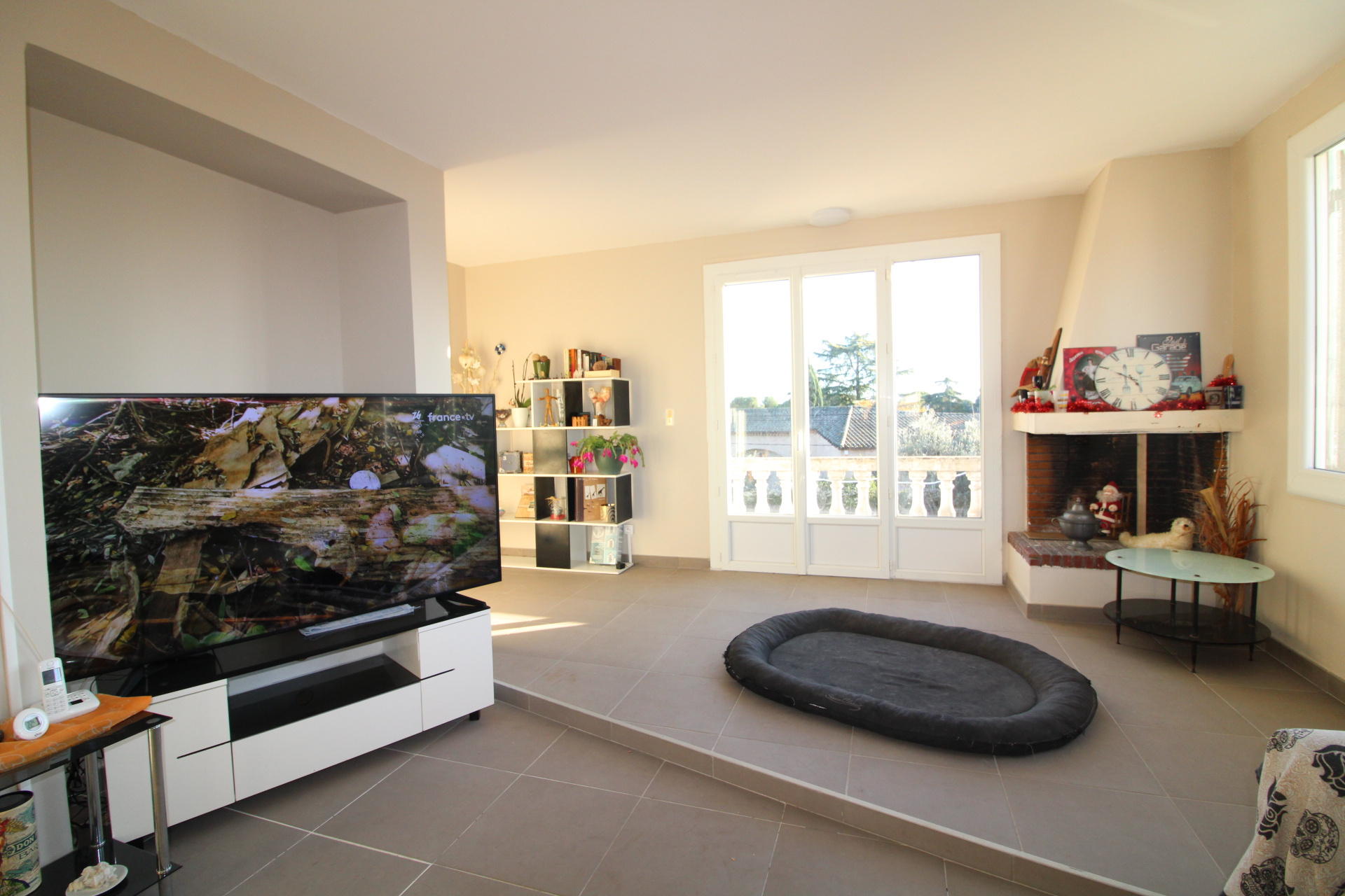 IMMEUBLE 180 m2 + 63 m2 de garages. Terrain de 619 m2.