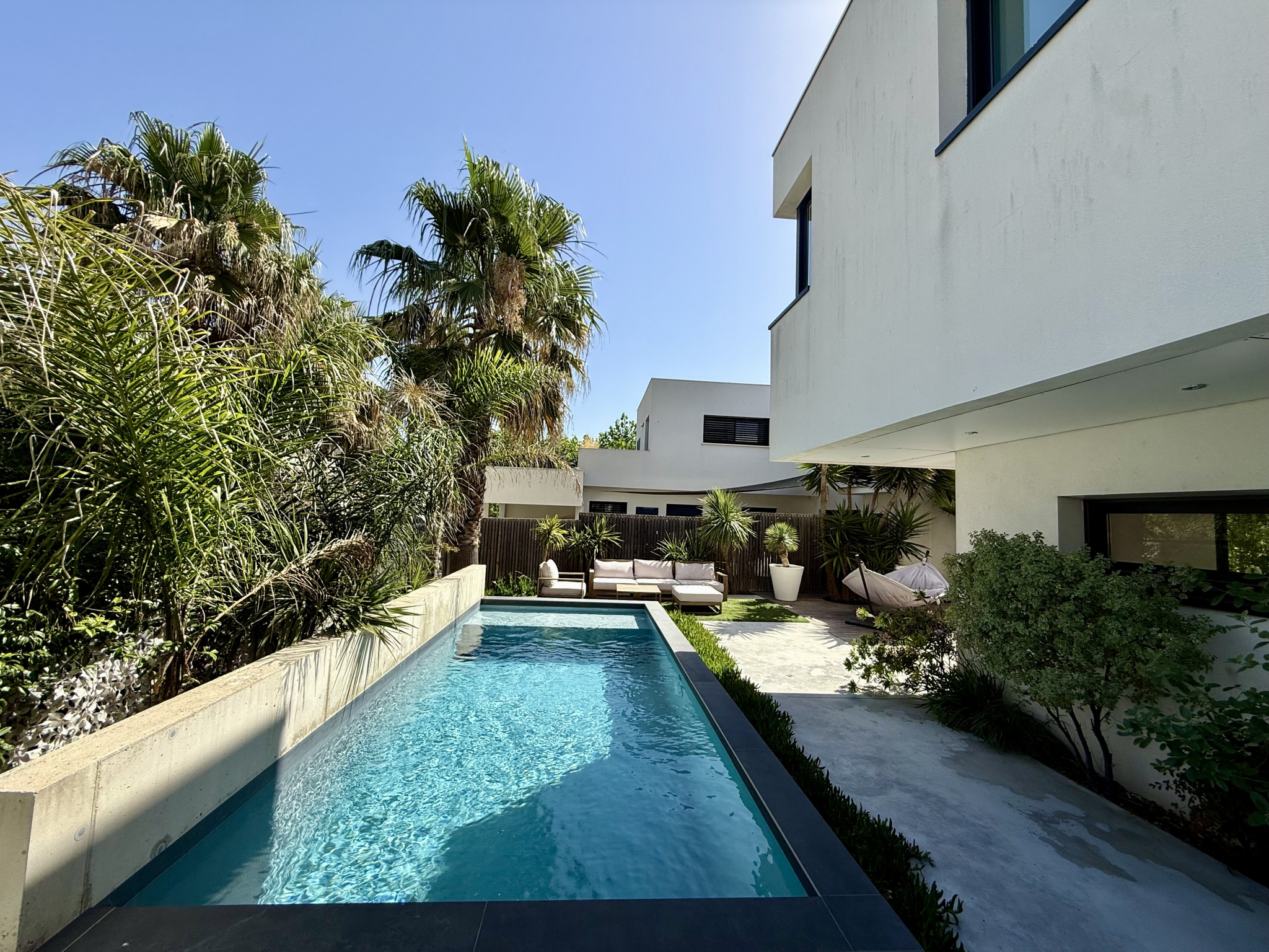 Maison contemporaine avec piscine et garage